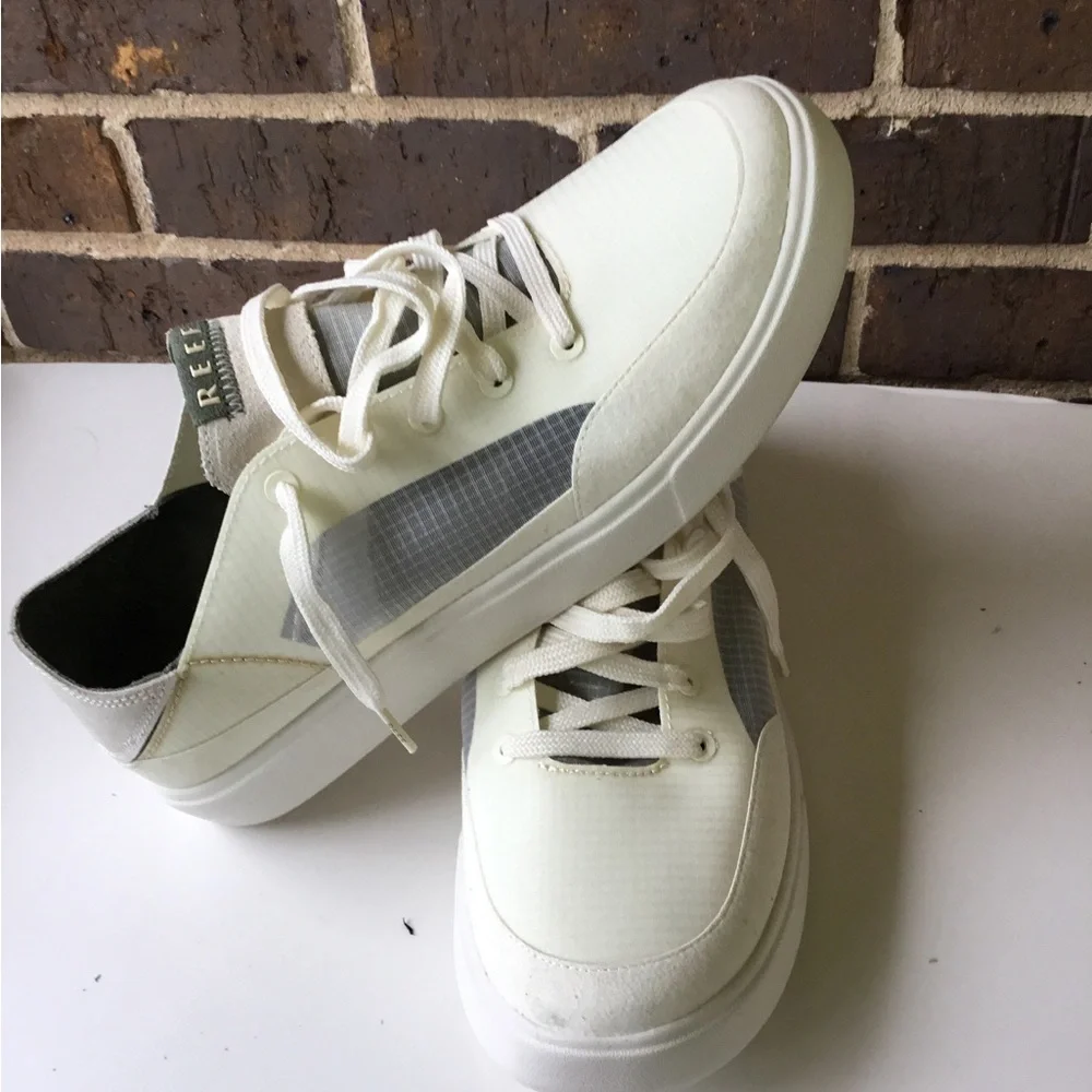 Reef Men's Lace-Up Sneaker in Off-White and Gray